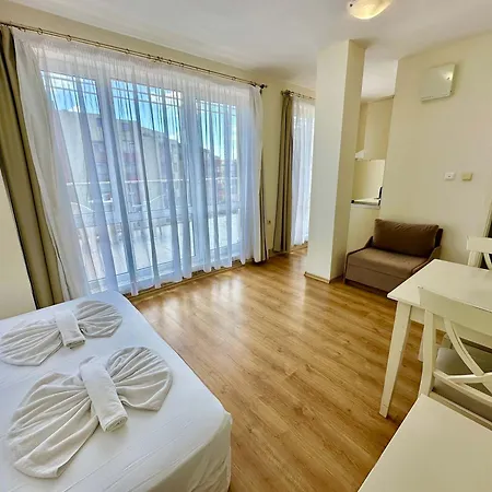 Apartment Cozy In Flores Park By Menada Slantschew brjag